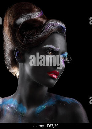 Body-painting. La fantaisie. Femme avec un miroir noir plus Stagy fantastique Banque D'Images