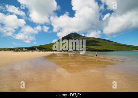 La plage de Silver Strand avec Slievemore Mountain, toile de Dugort, l'île d'Achill, Comté de Mayo, Irlande. Banque D'Images