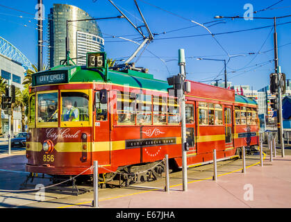 Tramway rouge traditionnel au transport voyage Melbourne Banque D'Images