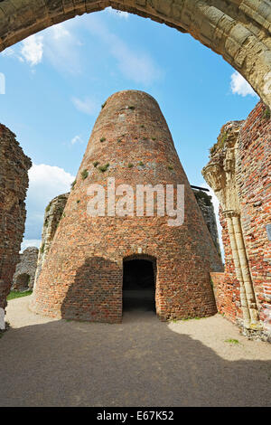 Saint Benet's Abbey gate house près de Ludham sur les Norfolk Broads avec les vestiges d'un moulin à vent construit dans les murs de l'abbaye Banque D'Images