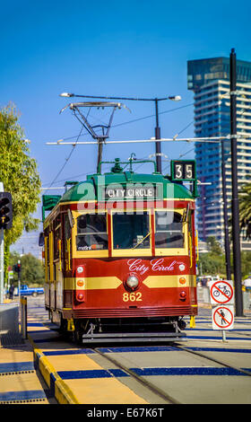 Traditionnel rouge et vert tramway de Melbourne Banque D'Images