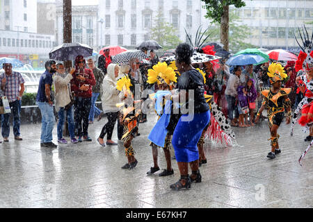 Nottingham, UK.17 août 2014. Le défilé de carnaval coloré a eu lieu aujourd'hui avec plus de 18 compagnies prenant part.L'atmosphère malgré de fortes averses ,après une marche à travers le centre ville le défilé inscrivez-vous sur la forêt de divertissement des caraïbes recreation ground. Crédit : Ian Francis/Alamy Live News Banque D'Images
