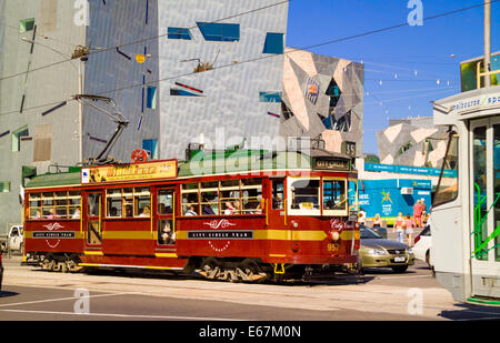 Tramway rouge marron traditionnelles profondes qui se déplacent le long de Swanston Street en face de Federation Square, Melbourne, Victoria, Australie Banque D'Images