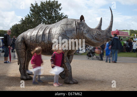 Upcycled steel sculptures animales à Southport, Merseyside, Royaume-Uni. 17 août, 2014. La faune animale soudés métal sculpture art africain, Rhinoceros PANGEA sculptures faites à partir de métaux recyclés à la plus grande exposition florale indépendante. Banque D'Images