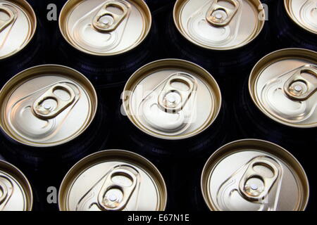 Vue sur les canettes de bière avec de l'argent haut Banque D'Images