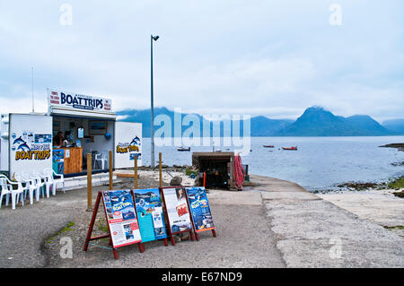 Kiosque de réservation pour Misty Isle boat trips à Elgol, jetée sur un jour brumeux, Elgol, île de Skye, Hébrides intérieures, Ecosse, Royaume-Uni Banque D'Images