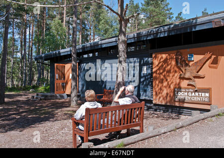 Deux visiteurs assis sur un banc à l'RSPB Loch Garten Osprey Centre, réserve naturelle nationale de la forêt d'Abernethy, Ecosse, Cairngorms Banque D'Images