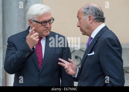 Berlin, Allemagne. 17 août, 2014. Les Ministres des affaires étrangères, Frank-Walter Steinmeier, de l'Allemagne (L) et de la Russie Sergueï Lavrov se serrer la main au cours d'une réunion de conférer sur la situation en Ukraine à Berlin, Allemagne, 17 août 2014. Les militants séparatistes ont abattu un avion de chasse MiG-29 dans l'Est de l'Ukraine, a déclaré un porte-parole militaire 17 Août à Kiev. Les commentaires sont venus plusieurs heures avant une réunion à Berlin avec les homologues de l'Allemagne Klimkin, la France et la Russie. PHOTO : MAURIZIO GAMBARINI/dpa/Alamy Live News Banque D'Images