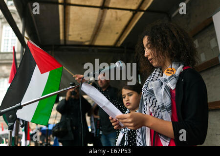 Copenhague, Danemark. 17 août, 2014. 9 ans, Salma, qui est d'origine palestinienne, parle aux centaines qui se réunissent ce lundi devant le parlement danois dans une marche pour la paix pour les enfants à Gaza, les victimes innocentes de la guerre israélienne. Credit : OJPHOTOS/Alamy Live News Banque D'Images