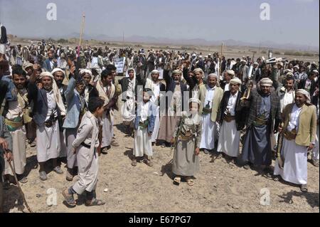 Sanaa, Yémen. 17 août, 2014. D'une tribu yéménite armés se sont mobilisés pour montrer leur soutien à l'armée yéménite dans la lutte contre al-Qaida militants, au nord de Sanaa, Yémen, le 17 août 2014. Les conflits entre l'armée yéménite et l'al-Qaïda dans la péninsule arabique (AQPA) a éclaté plus tôt ce mois-ci dans le sud du pays, province de l'Hadramout, causant des dizaines de morts. Credit : Mohammed Mohammed/Xinhua/Alamy Live News Banque D'Images