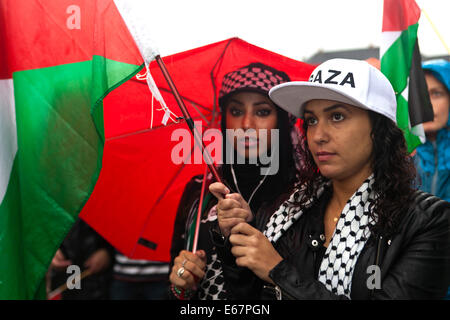 Copenhague, Danemark. 17 août, 2014. Malgré une pluie de centaines de se rassembler dans un Futurama correspondent à la paix à l'appui d'enfants de Gaza et contre la guerre israélienne dans leur pays. La marche pour la paix a pris fin devant le parlement danois, Christiansborg, après une longue promenade de 2 heures à travers la ville. Credit : OJPHOTOS/Alamy Live News Banque D'Images