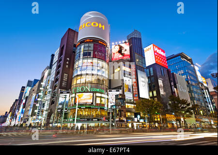 Ginza Crossing Tokyo Night Dusk Lights Publicité Banque D'Images