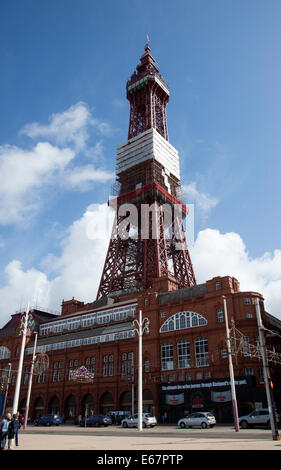 Front de mer de Blackpool Lancashire England UK et de la célèbre Tour de Blackpool Banque D'Images