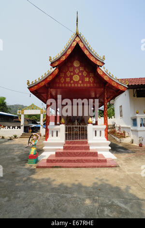 Temple du Village de whisky, Luang Prabang, Laos la verticale Banque D'Images