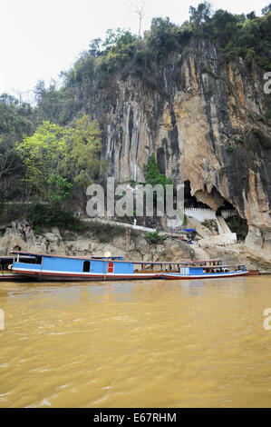 Bateaux de touristes au Bouddha Pak Ou Grotte, Luang Prabang, Laos. Banque D'Images