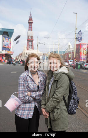 Eating Candy Floss in Blackpool Lancashire UK en arrière-plan la célèbre Tour de Blackpool Banque D'Images