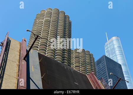 Dearborn Street Bridge ouvrir la feuille du sud avec Marina Towers, AMA (anciennement IBM) Plaza et Trump Tower. Banque D'Images