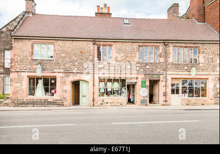 Poireau, Staffordshire, Angleterre, Royaume-Uni. Une rangée de quatre magasins commerciaux. Suite Nuptiale chiffons vintage boutique salon de thé salon d'ongle. Banque D'Images