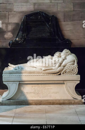 La Cathédrale de Lichfield, dans le Staffordshire. La statue en marbre de Ellen-Jane et Marianne Robinson endormi dans les bras de l'autre sur un lit. Banque D'Images