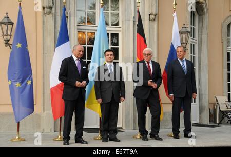 Berlin. 17 août, 2014. Le ministre français des affaires étrangères, Laurent Fabius, ministre des affaires étrangères ukrainien Pavlo Klimkin, ministre allemand des affaires étrangères Frank-Walter Steinmeier et le ministre russe des affaires étrangères Sergey Lavrov (de G à D) posent pour une photo avant l'urgence d'une réunion à Berlin, Allemagne, le 17 août, 2014. Les quatre ministres des affaires étrangères ont tenu des pourparlers sur la crise de l'Ukraine à Berlin le dimanche. Credit : Guo Yang/Xinhua/Alamy Live News Banque D'Images