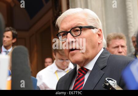 Berlin, Allemagne. 17 août, 2014. Le ministre allemand des affaires étrangères, Frank-Walter Steinmeier fait une déclaration devant une urgence d'une réunion à Berlin, Allemagne, le 17 août 2014. Les Ministres des affaires étrangères de la Russie, l'Ukraine, l'Allemagne et la France a eu des entretiens sur la crise de l'Ukraine à Berlin le dimanche. Steinmeier a dit nouvel élan politique a été nécessaire d'urgence pour résoudre la crise en Ukraine avant la réunion. Credit : Guo Yang/Xinhua/Alamy Live News Banque D'Images