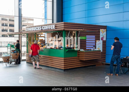 Café Starbucks décroche à un train station. Reading, Berkshire, England, GB, au Royaume-Uni. Banque D'Images