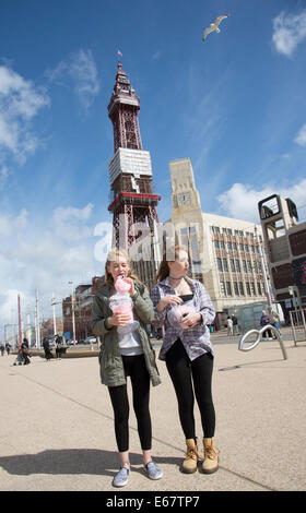 Eating Candy Floss in Blackpool Lancashire UK en arrière-plan la célèbre Tour de Blackpool Banque D'Images