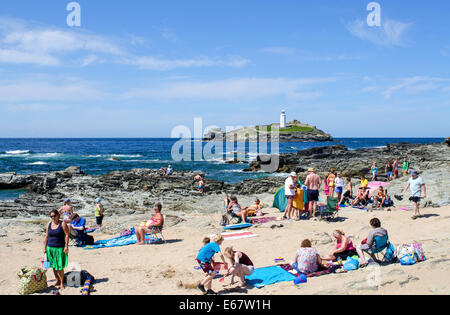 Les familles bénéficiant du beau temps au Godrevy plage près de Hayle en Cornouailles, Royaume-Uni Banque D'Images