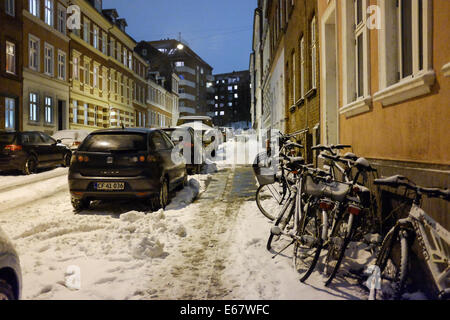 Rue couverte de neige dans le centre-ville d'Aarhus, au Danemark, en Scandinavie, en Europe Banque D'Images