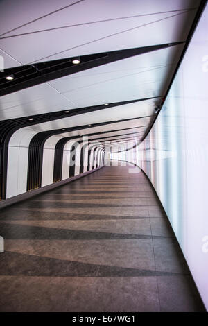 Nouveau tunnel pour piétons avec des tubes pour arrosage à paroi mince intégré au King's Cross Banque D'Images