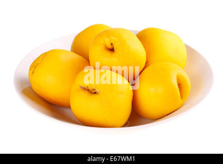 Bol de fruits mûrs, jaune de la floraison ou de coing japonais (Chaenomeles hybrides) isolé sur fond blanc Banque D'Images