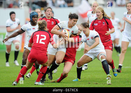 Paris, France. 17 août, 2014. Womens World Cup Rugby finale. L'Angleterre et le Canada. Sarah Hunter (Angleterre) abordés par Andrea Burk (Canada) Crédit : Action Plus Sport/Alamy Live News Banque D'Images