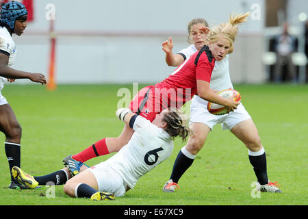 Paris, France. 17 août, 2014. Womens World Cup Rugby finale. L'Angleterre et le Canada. Marlie Packer (Angleterre) s'attaque à Emily Belchos (Canada) Crédit : Action Plus Sport/Alamy Live News Banque D'Images