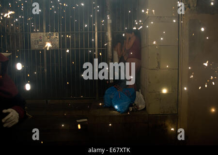 Barcelone, Espagne. 17 août, 2014. Protéger les téléspectateurs les charbons au cours d'un festival pyrotechnique dans les rues de Barcelone. Correfocs, une vieille tradition catalane où les gens habillés en démons faire exploser des pétards et des fusées éclairantes, prendre part aux célébrations pour le Festival Sant Roc dans le quartier gothique de Barcelone. Crédit : Jordi Boixareu/Alamy Live News Banque D'Images