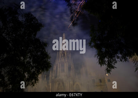 Barcelone, Espagne. 17 août, 2014. La Cathédrale de Barcelone est vu au milieu d'arbres et la fumée de l'pyrotchnics. Correfocs, une vieille tradition catalane où les gens habillés en démons faire exploser des pétards et des fusées éclairantes, prendre part aux célébrations pour le Festival Sant Roc dans le quartier gothique de Barcelone. Crédit : Jordi Boixareu/Alamy Live News Banque D'Images