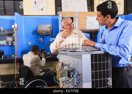 Formation de formateurs pour les étudiants sur les unités de climatisation HVAC en classe Banque D'Images