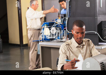 La démonstration de l'instructeur des contrôles pour le four en mélange classe HVAC Banque D'Images