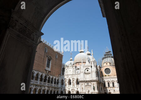 La cour intérieure à travers l'une de ses arches au Palais des Doges à Venise. Banque D'Images