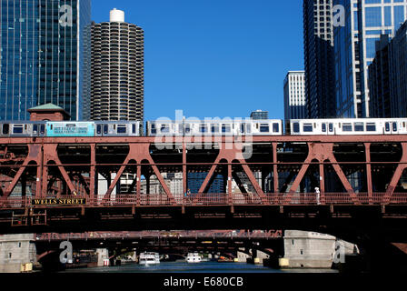 Chicago 'L' train Wells Street Bridge dans le centre-ville de Chicago avec Marina Towers et autres bâtiments en arrière-plan Banque D'Images