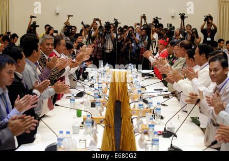 Yangon, Myanmar.. 17 août, 2014. Les membres de l'Union européenne du gouvernement de la paix Comité de travail (UPWC) et les groupes ethniques armés de l'équipe de coordination nationale des cessez-le-feu (PTNC) assister à une réunion à l'Myanmar Peace Centre de Yangon, Myanmar, 17 août 2014. Source : Xinhua/Alamy Live News Banque D'Images