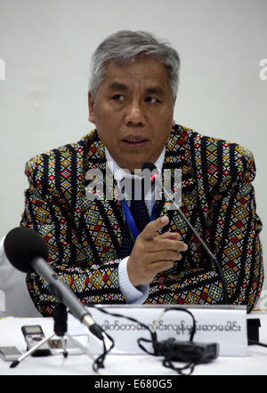 Yangon, Myanmar.. 17 août, 2014. Lian Salai Sakhong Hmong, membre de l'ethnie des groupes armés de l'équipe de coordination nationale des cessez-le-feu (PTNC), parle aux médias lors d'un point de presse après une réunion à l'Myanmar Peace Centre de Yangon, Myanmar, 17 août 2014. Source : Xinhua/Alamy Live News Banque D'Images