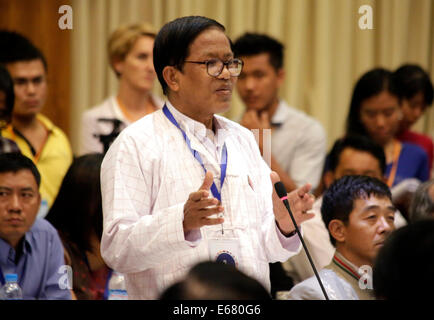 Yangon, Myanmar.. 17 août, 2014. Chef de l'origine ethnique des groupes armés de l'équipe de coordination nationale des cessez-le-feu (PTNC) U Naing Han Tha parle lors de la réunion à l'Myanmar Peace Centre de Yangon, Myanmar, 17 août 2014. La cinquième série de pourparlers de cessez-le-feu à l'échelle nationale entre le gouvernement et les groupes ethniques armés terminé ici dimanche avec de nombreux consensus atteint a déclaré que le gouvernement de l'Union de La Paix Comité de travail (UPWC) et les groupes ethniques armés de l'équipe de coordination nationale des cessez-le-feu (PTNC), ajoutant que les pourparlers se déplacent à un stade de finalisation. Source : Xinhua/Alamy Live News Banque D'Images