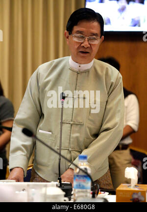 Yangon, Myanmar.. 17 août, 2014. U Aung Min, vice-président de la centrale du gouvernement du Myanmar de la paix Comité de travail (UPWC), prend la parole à la réunion au Centre de la paix du Myanmar à Yangon, Myanmar, 17 août 2014. La cinquième série de pourparlers de cessez-le-feu à l'échelle nationale entre le gouvernement et les groupes ethniques armés terminé ici dimanche avec de nombreux consensus atteint a déclaré que le gouvernement de l'Union de La Paix Comité de travail (UPWC) et les groupes ethniques armés de l'équipe de coordination nationale des cessez-le-feu (PTNC), ajoutant que les pourparlers se déplacent à un stade de finalisation. Source : Xinhua/Alamy Live News Banque D'Images