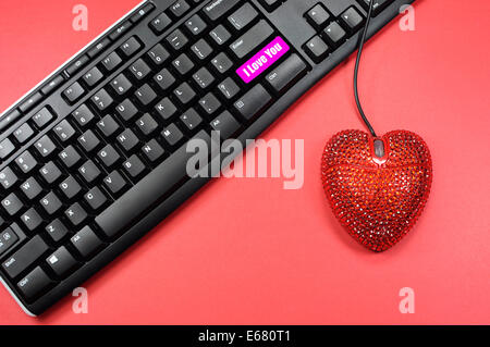 Bling glitter rouge souris en forme de coeur avec clavier de l'ordinateur avec je t'aime sur fond rouge, pour la Saint-Valentin Banque D'Images