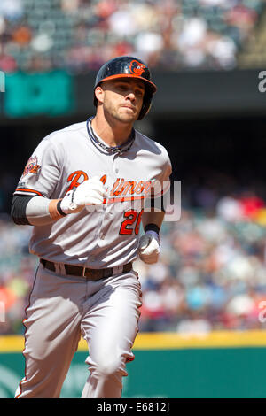 Cleveland, Ohio, USA. 17 août, 2014. 17 août 2014 : Baltimore Orioles Outfield Steve Pearce (28) [7099] les bases rondes après avoir frappé un home run pendant le jeu entre les Orioles de Baltimore et les Indians de Cleveland au Progressive Field de Cleveland, OH. Baltimore a battu Cleveland 4-1. Crédit : Frank Jansky/ZUMA/Alamy Fil Live News Banque D'Images