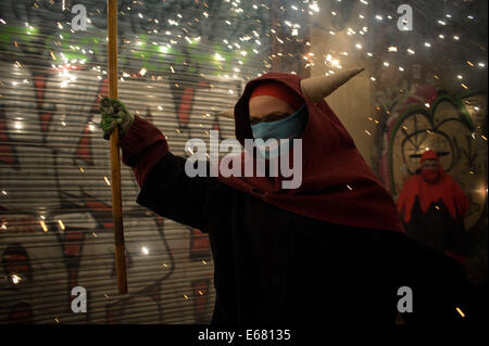 Barcelone, Espagne. 17 août, 2014. Un démon s'exécute au milieu de la pyrotechnie au cours de la célébration de Sant Roc Festival de Barcelone. Correfocs, une vieille tradition catalane où les gens habillés en démons faire exploser des pétards et des fusées éclairantes, prendre part aux célébrations pour le Festival Sant Roc dans le quartier gothique de Barcelone. Crédit : Jordi Boixareu/ZUMA/Alamy Fil Live News Banque D'Images