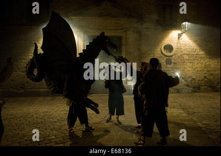 Barcelone, Espagne. 17 août, 2014. Un dragon en carton est prêt pour la respiration de feu dans les rues de Barcelone.Correfocs, une vieille tradition catalane où les gens habillés en démons faire exploser des pétards et des fusées éclairantes, prendre part aux célébrations pour le Festival Sant Roc dans le quartier gothique de Barcelone. Crédit : Jordi Boixareu/ZUMA/Alamy Fil Live News Banque D'Images