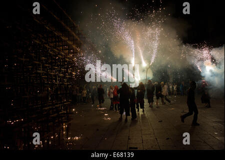 Barcelone, Espagne. 17 août, 2014. Démons au milieu des artifices lors de la fête de Sant Roc Festival. à Barcelone. Correfocs, une vieille tradition catalane où les gens habillés en démons faire exploser des pétards et des fusées éclairantes, prendre part aux célébrations pour le Festival Sant Roc dans le quartier gothique de Barcelone. Crédit : Jordi Boixareu/ZUMA/Alamy Fil Live News Banque D'Images