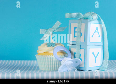 Thème Bleu bébé garçon avec cupcake sucette factice et coffrets cadeaux de douche de bébé ou naissance d'un concept de carte de vœux en pépinière. Banque D'Images