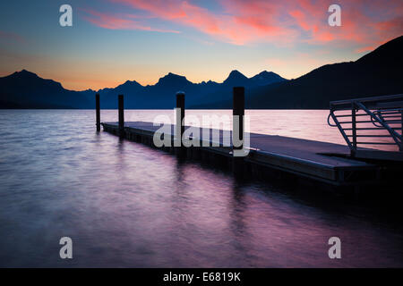 Lake McDonald dans le Parc National de Glacier, dans le Montana, près de la frontière entre les États-Unis et le Canada Banque D'Images